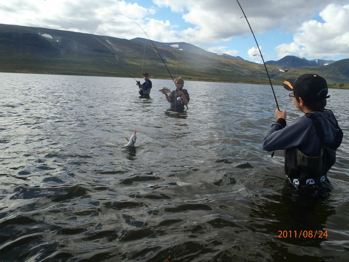 Jonatan, Simon och Micke med fisk.Fantastiskt fiske i sjön.