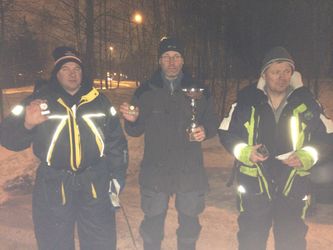 Prispallen vid lakfiske-KM
Fr v 3:an Jonny Jansson, 1:an Roger Mattsson och 2:an Janne Westin